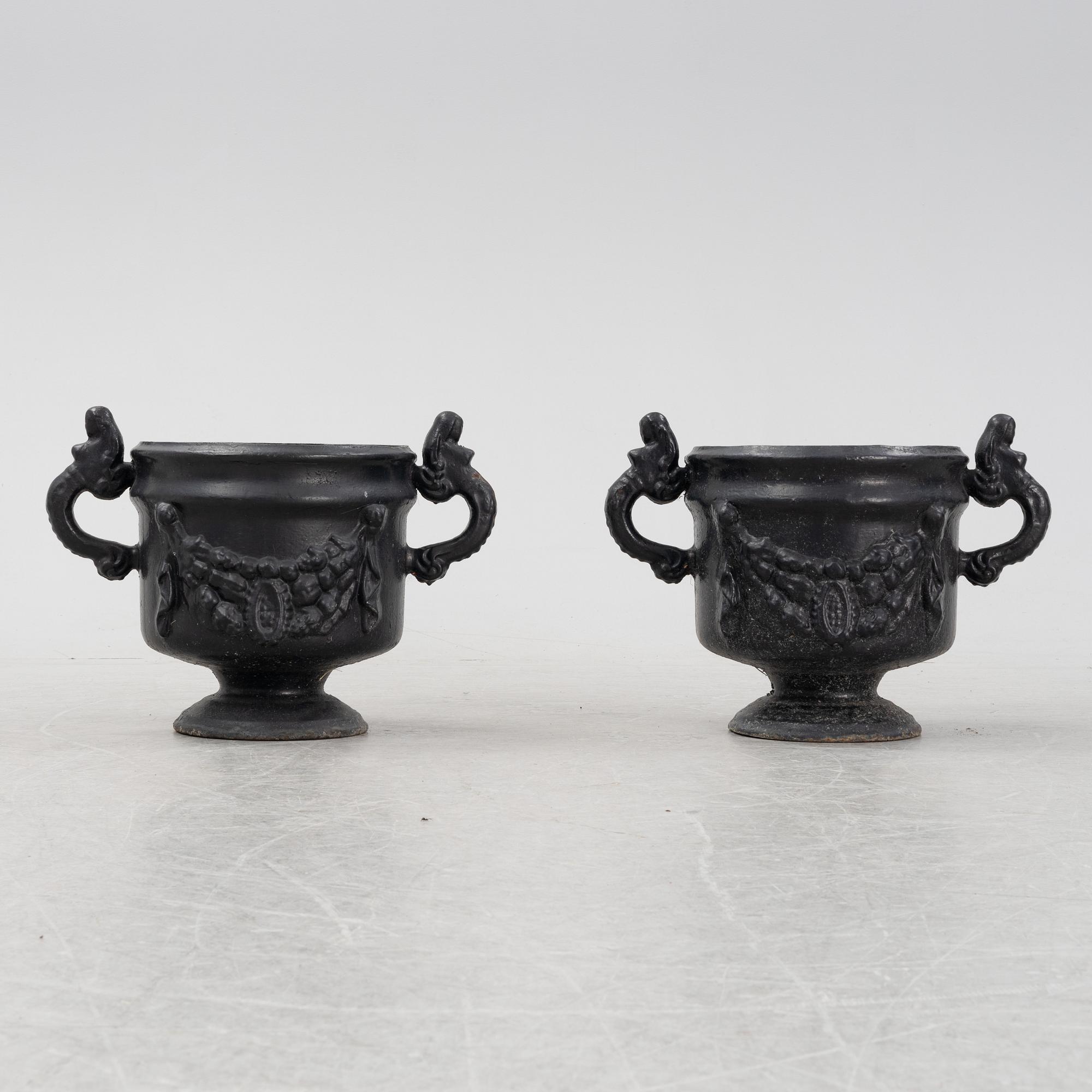 Trädgårdsurnor, ett par, gjutjärn, Stavsjö Bruk.