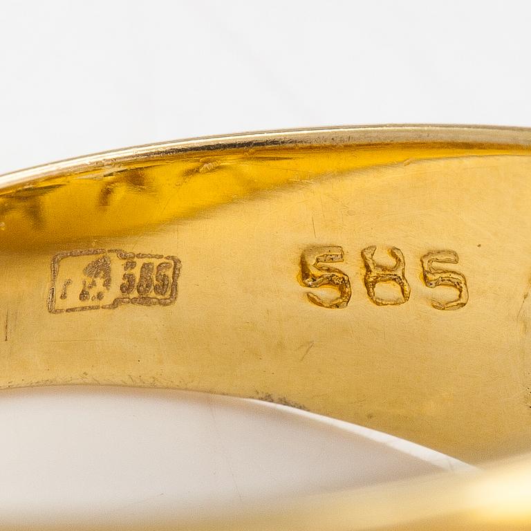 A 14K gold ring with an aquamarine and diamonds ca. 0.06 ct in total.