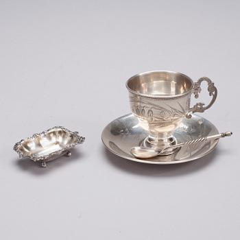 KAFFEKOPP med KAFFESKED och SYNÅLSSKÅL, silver, Ryssland 1800-talets slut. Totalvikt 192,8 g.