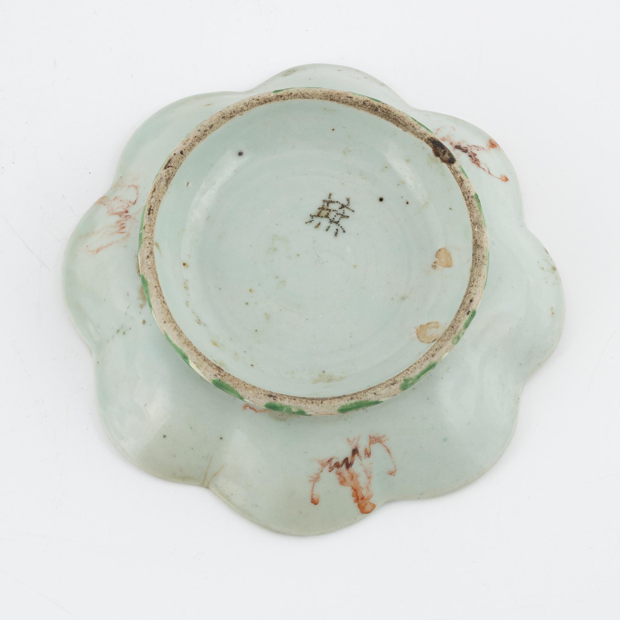 Two Chinese porcelain bowls, early 20th Century.
