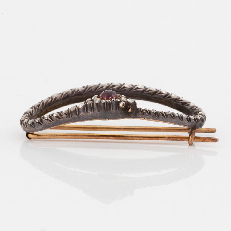 Brosch silver med en cabochonslipad rubin och rosenslipade diamanter.