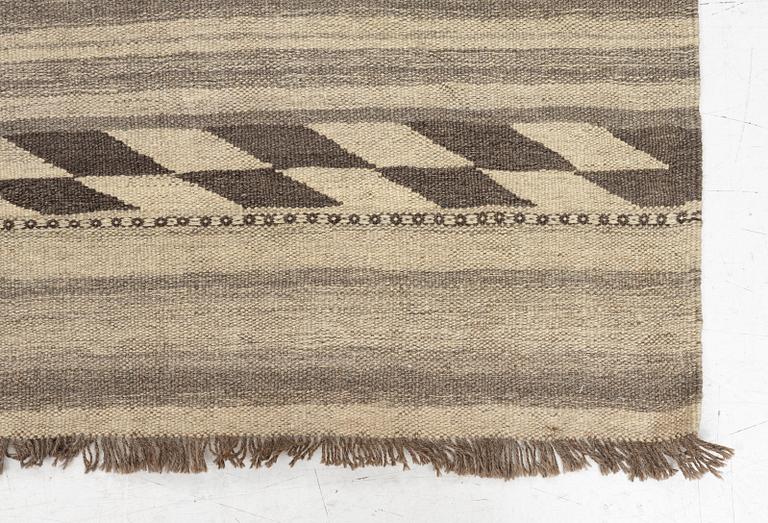 A persian kilim rug, c. 202 x 154 cm.