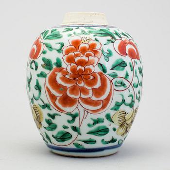 A Chinese porcelain wucai jarlet, Ming dynasty, 17th century.