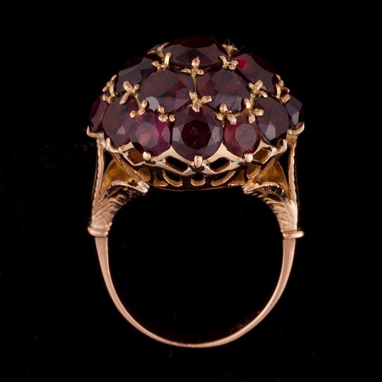 RING, 18K guld, granater. Vikt 9,9 g.
