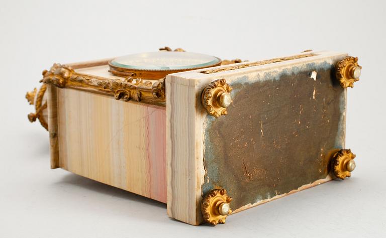 BORDSPENDYL, marmor och mässing, Louis XVI-stil, 1800-/1900-tal.