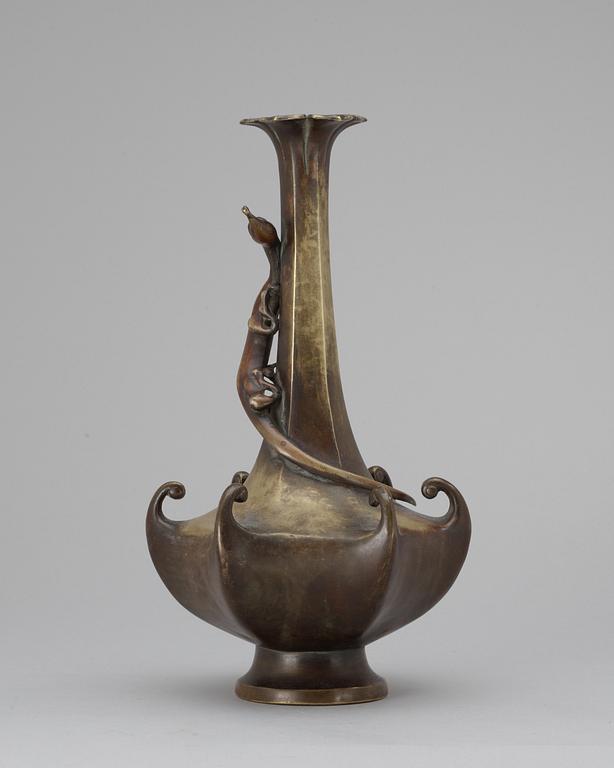 An early 20th Century brons vase, Japan.