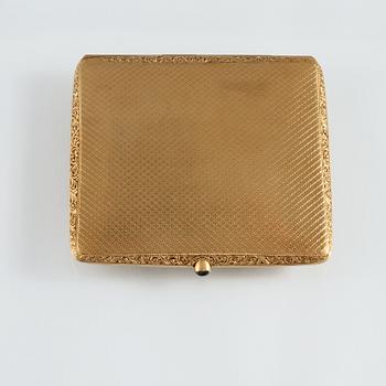 CIGARETTETUI, 14K guld med cabochonslipad safir. Vikt 92,9 gram.