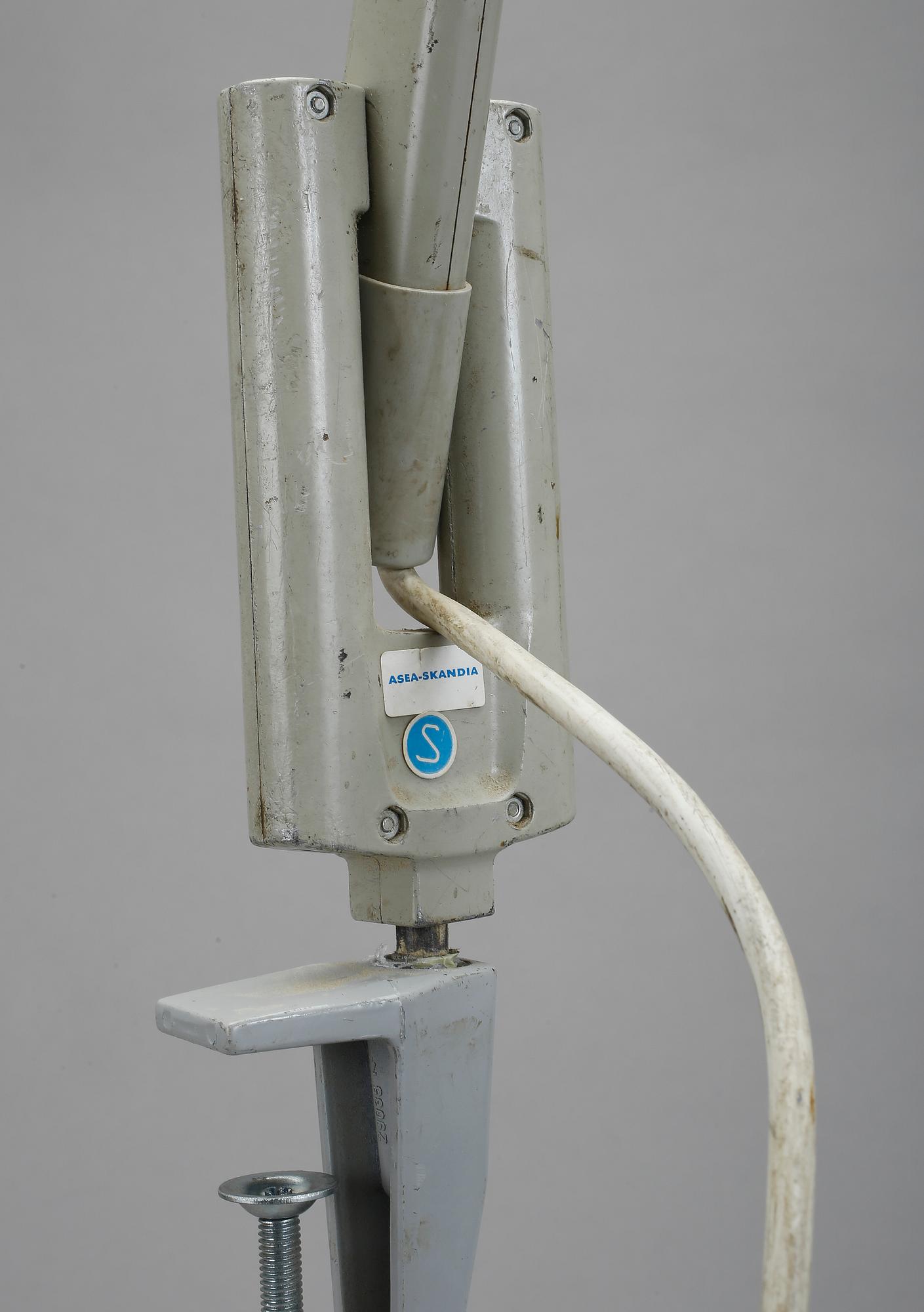 INDUSTRILAMPOR. 2 st, bla Essde-lampa, Bröderna Johansson, Auto metall, Skellefteå, 1930/40-tal.