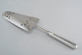 FISKSPADE, 84 silver. J. E. Sällman St. Petersburg 1860. Längd 31 cm, vikt 131 g.