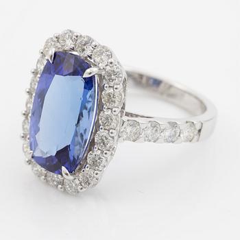 Ring, cocktailring, 18K vitguld med cushionslipad tanzanit och briljantslipade diamanter.