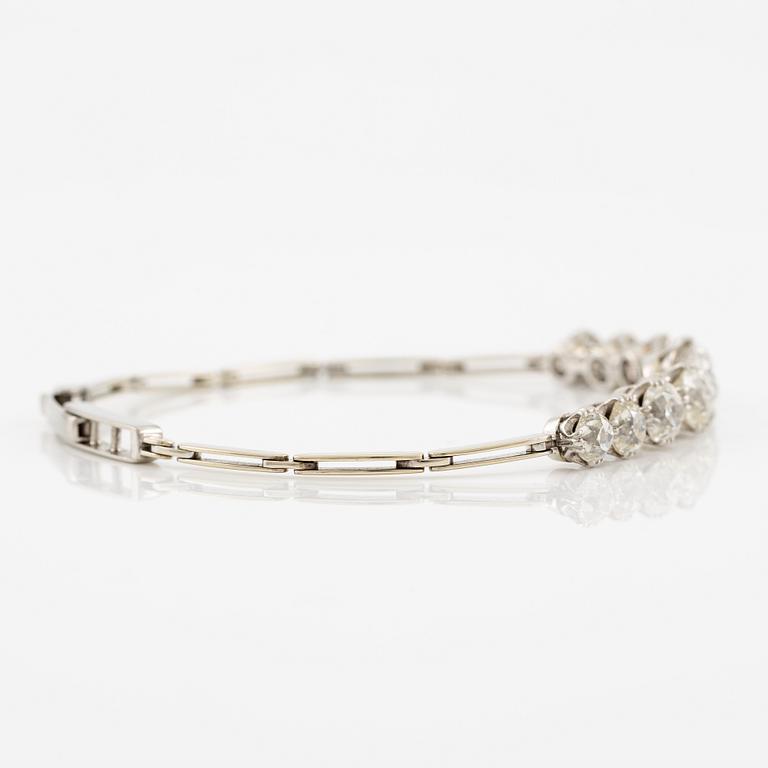 Armband, 18K vitguld och nio gammalslipade diamanter.