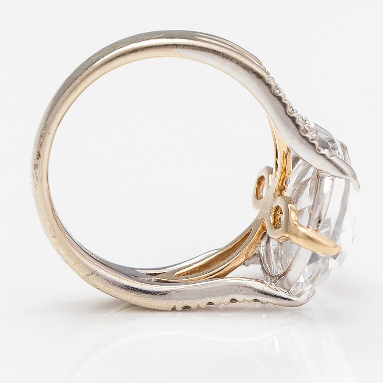 Ring, 14K guld, diamanter ca. 0.28 ct tot och bergskristall.