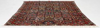 A Chahâr Mahal Bakhtiar carpet, semi-antique, c. 290 x 210 cm.