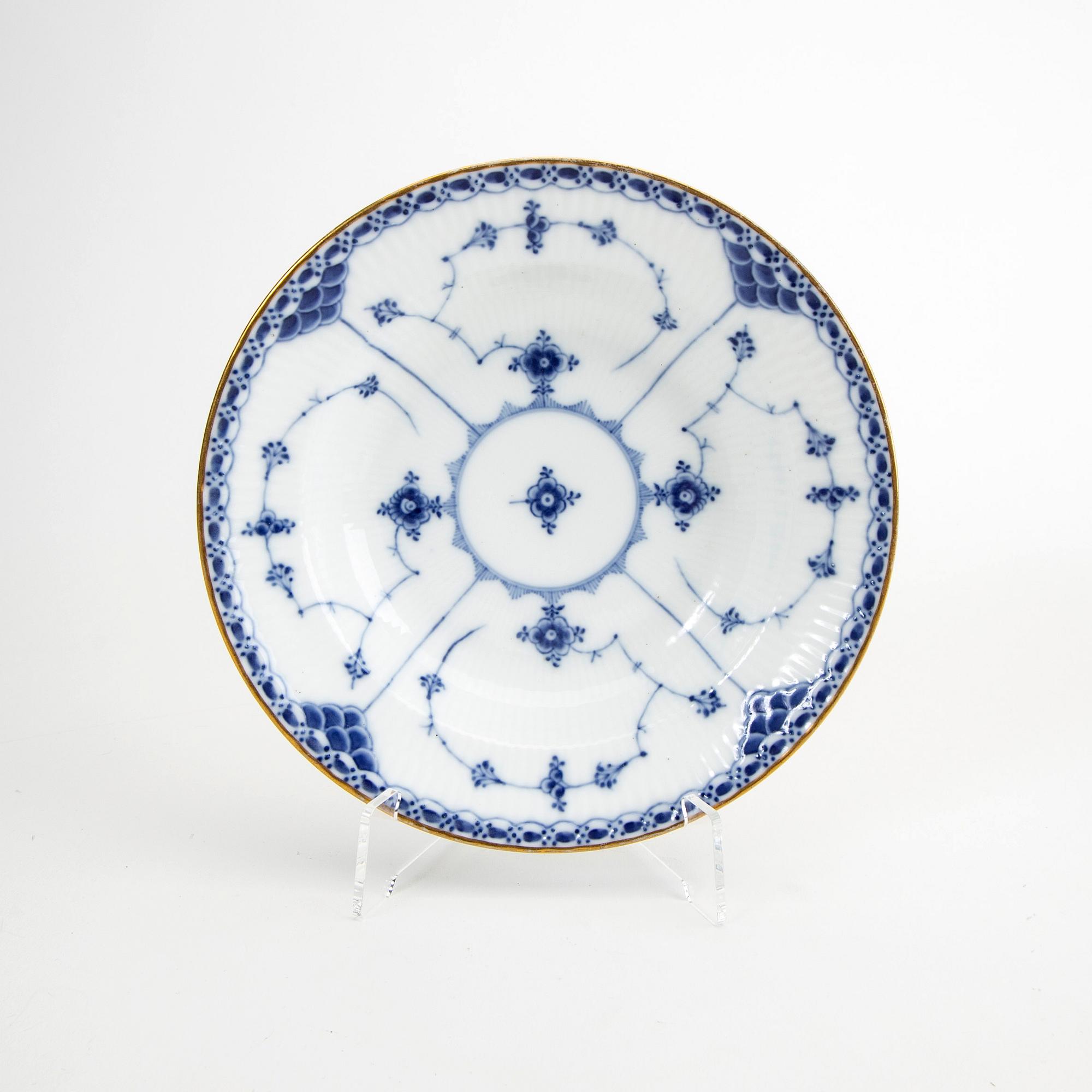 A Musselmalet 25 pcs porcelain service Royal Copenhagen Denmark 1870-1984.