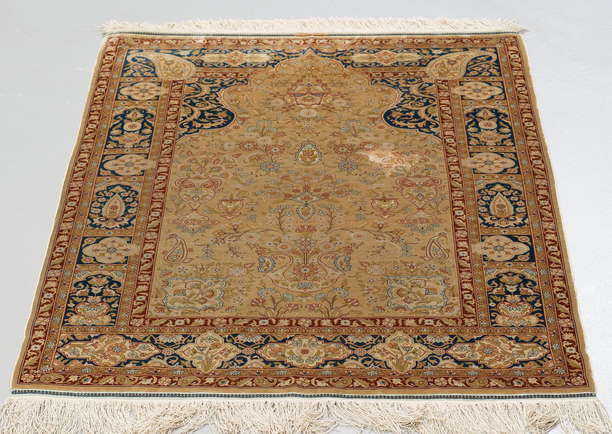 SEMIANTIK SILKE HEREKE. 133,5 x 101,5 cm. (längden inkluderar de slätvävda delarna av kortsidorna).
