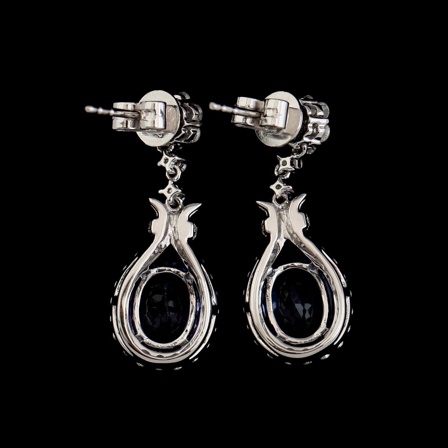 ÖRHÄNGEN, 1 par, 18K vitguld, tanzaniter tot ca 2.91 ct, briljantslipade diamanter tot ca 0.75 ct. Vikt ca 5 g.