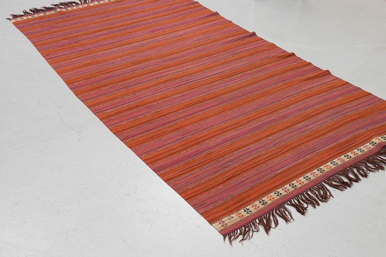 Märta Måås-Fjetterström, draperi "Röda Duchatell", rölakan, ca 290,5 x 145,5 cm, signerad MMF.