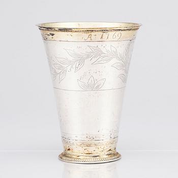 Conrad Gadd (sannolikt), bägare, delvis förgyllt silver, Kristianstad 1749. Rokoko.