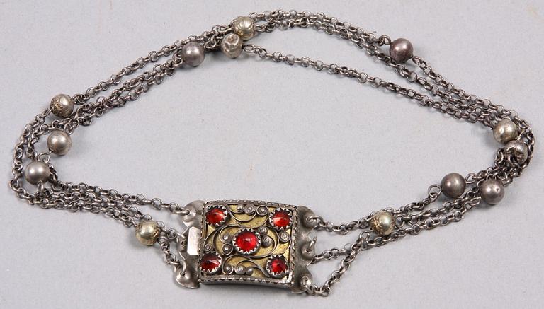 HALSBAND, silver och glas. Allmoge, 1830-tal. Karlskrona, C.F Lilja.