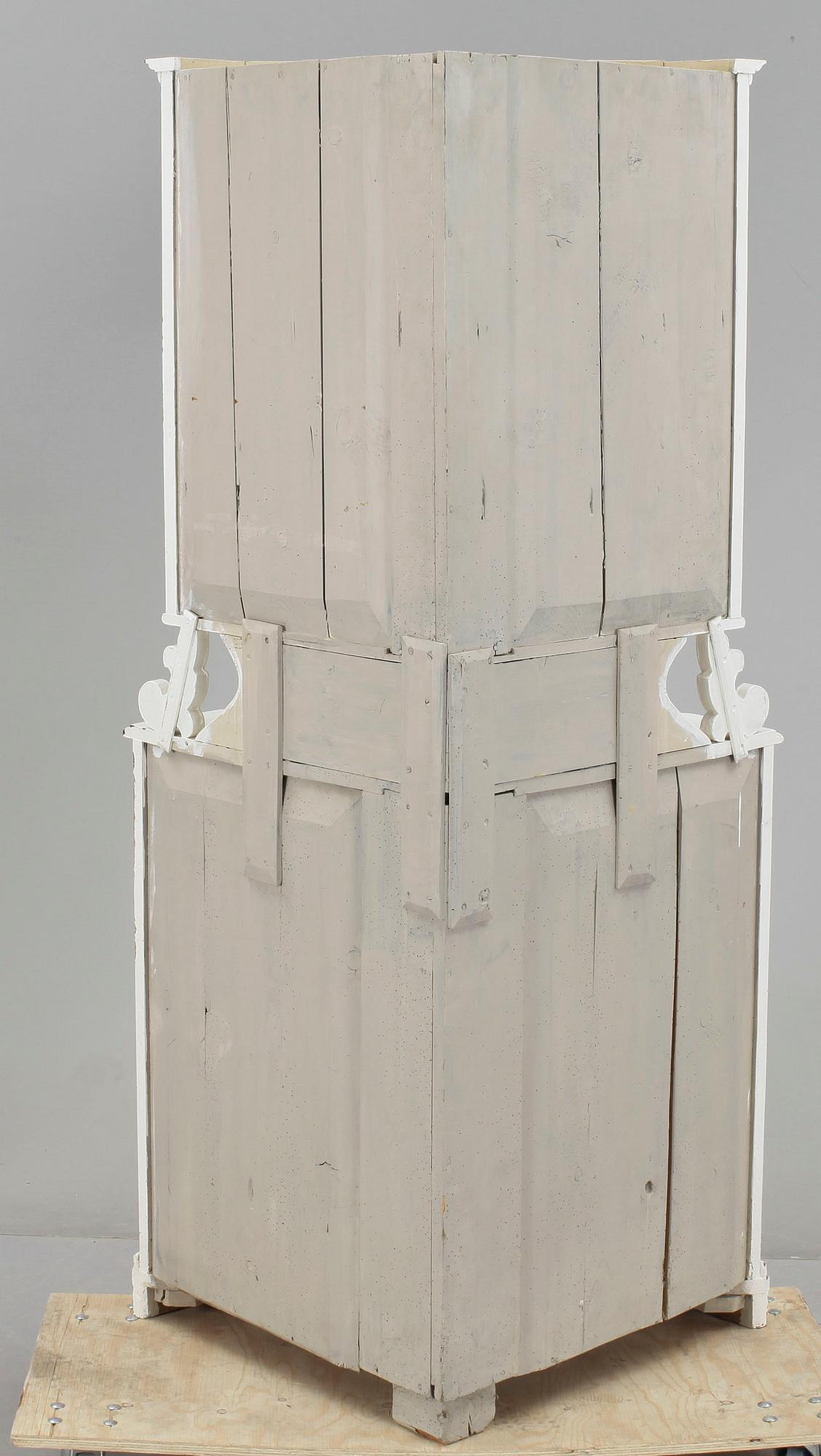 HÖRNSKÅP, allmoge, 1900-talets början.