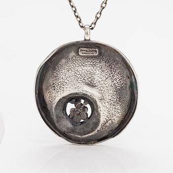 Jorma Laine, Kaulakoru "Chic", hopeaa. Turun Hopea, Turku 1973.