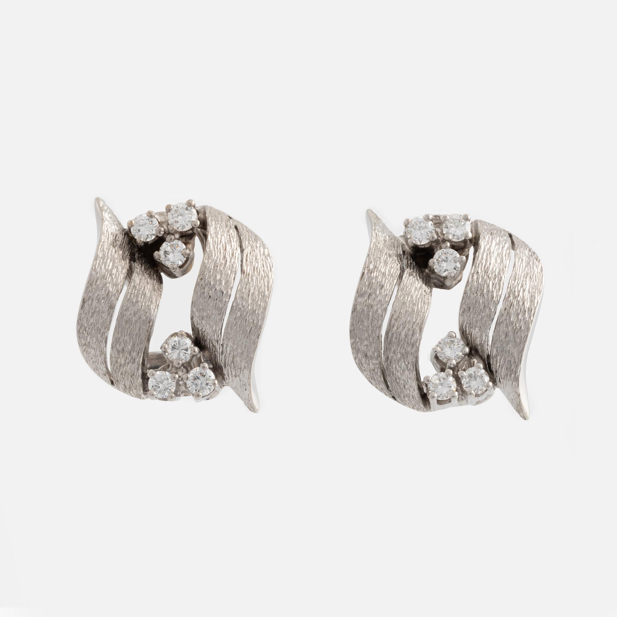 A pair of earrings in 18K white gold with round brilliant-cut diamonds.