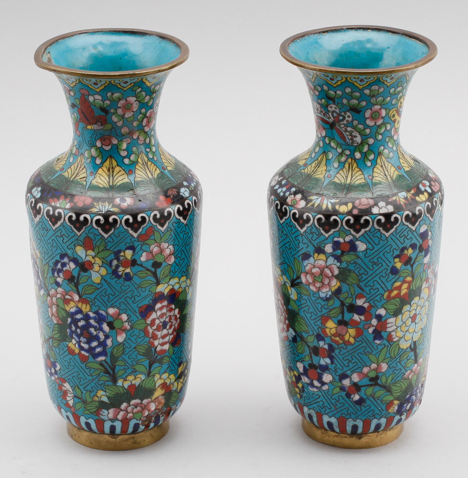 VASER, 1 par, cloisonné, Kina, 1900-talets första hälft.