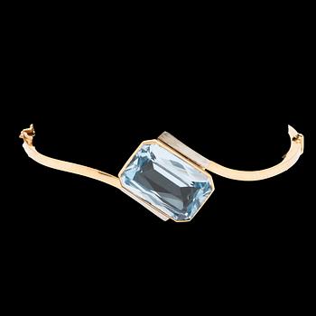 Bangle (opens with a hinge) and ring, 18K gold and spinels (most probably synthetic), total weight 20,5 g.