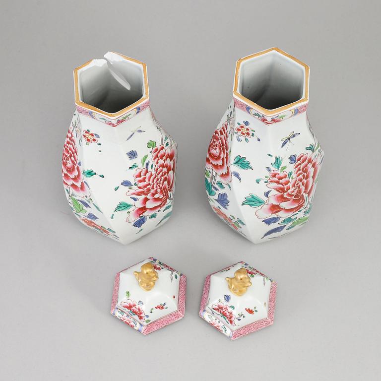 A pair of Samson vases with cover, France, circa 1900.