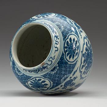 A blue and white jar, Ming dynasty, Wanli (1572-1620).