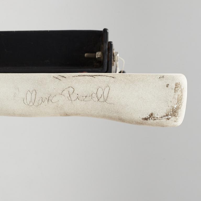 Marc Rizell, marmorskulptur på järnstativ, signerad.