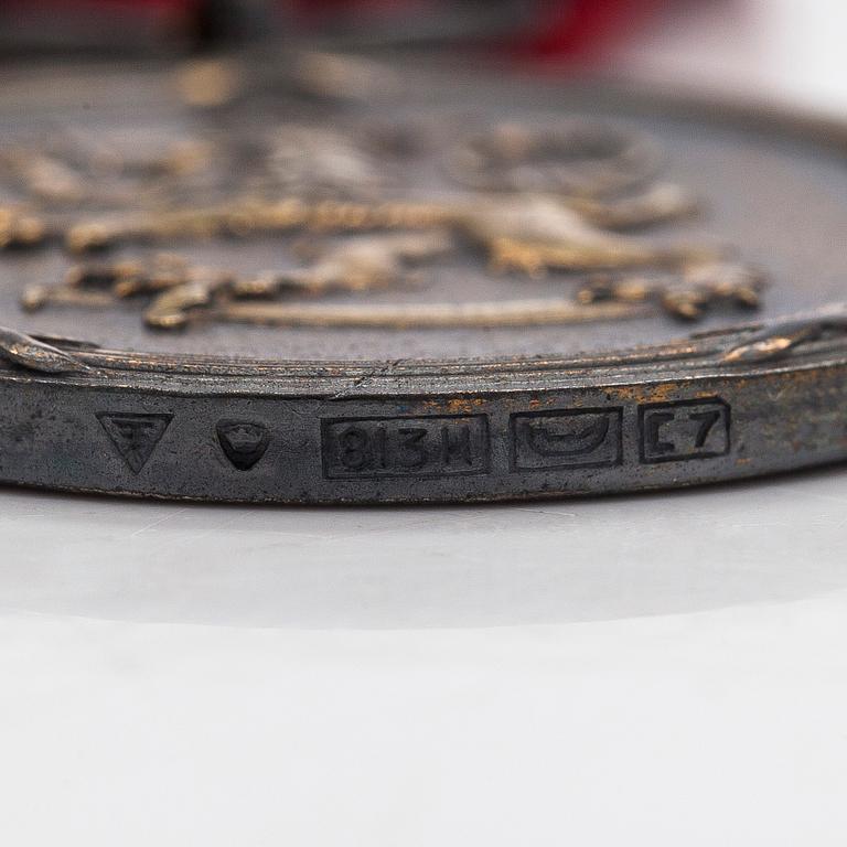 Birger Kaipiainen, "Pro Finlandia" medalj samt miniatyrmedalj, silver, tillverkare Tillander Helsingfors.