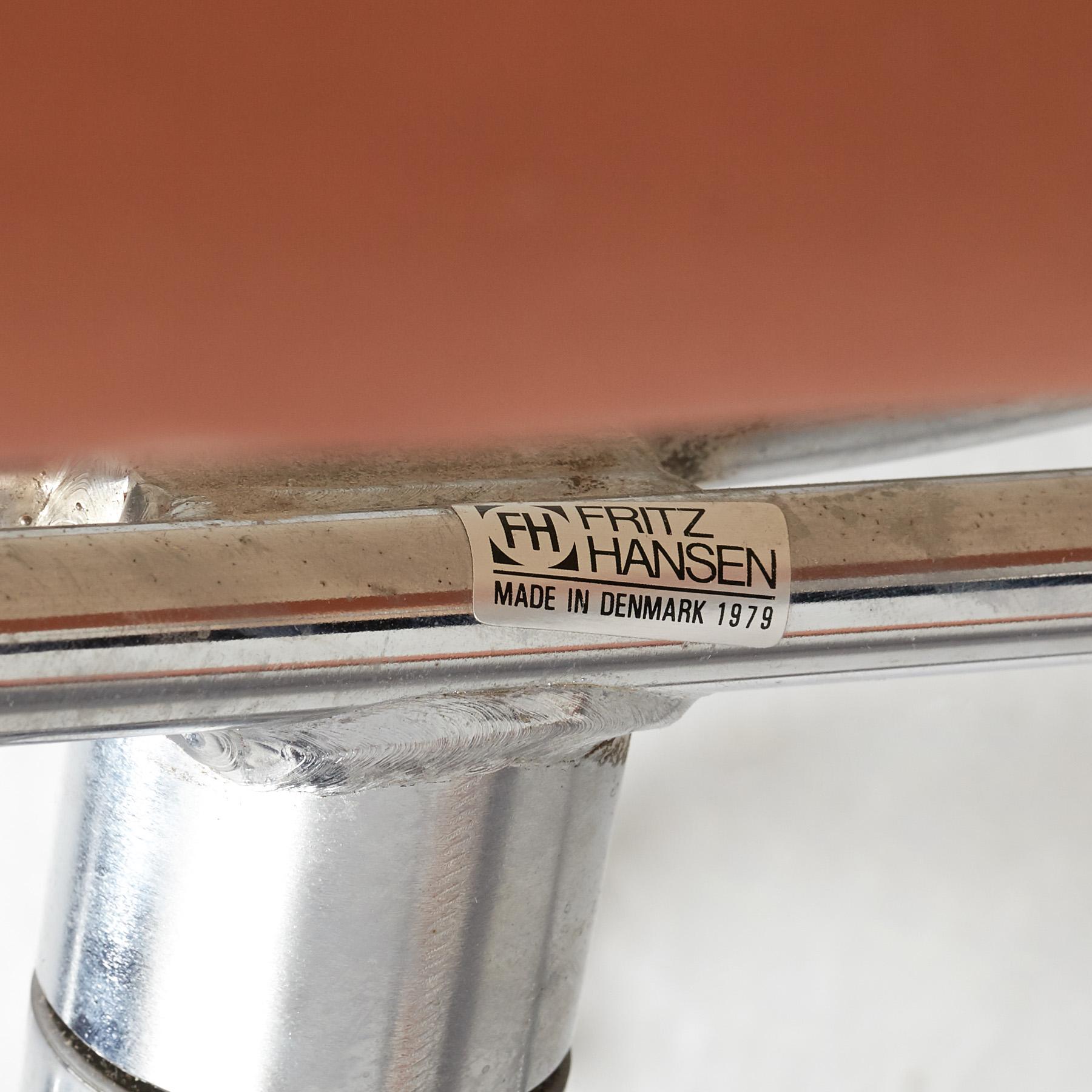 JENS AMUNDSEN, ett par fåtöljer och bord, "SAS Chair Series",  Fritz Hansen, Danmark 1979.