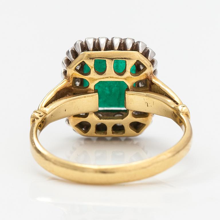 An 18K gold ring with diamonds ca. 0.21 ct and an emerald.