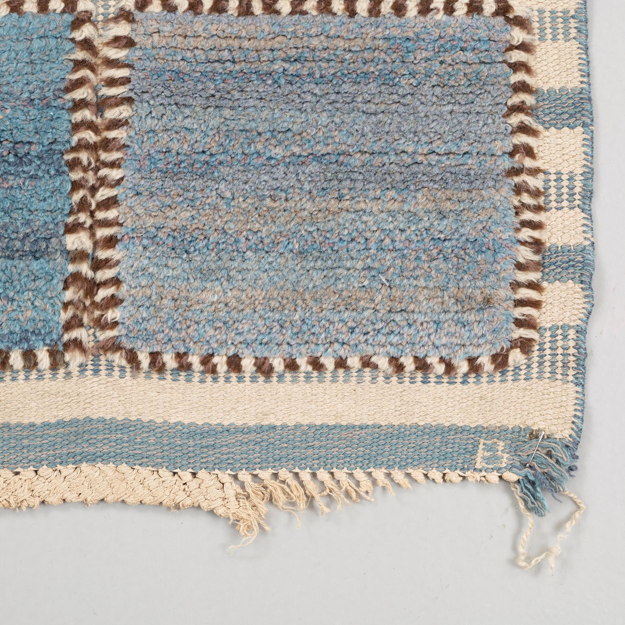 CARPET. "Gyllenrutan blå". Knotted pile in relief. 140 x 94 cm. Signed AB MMF BN.