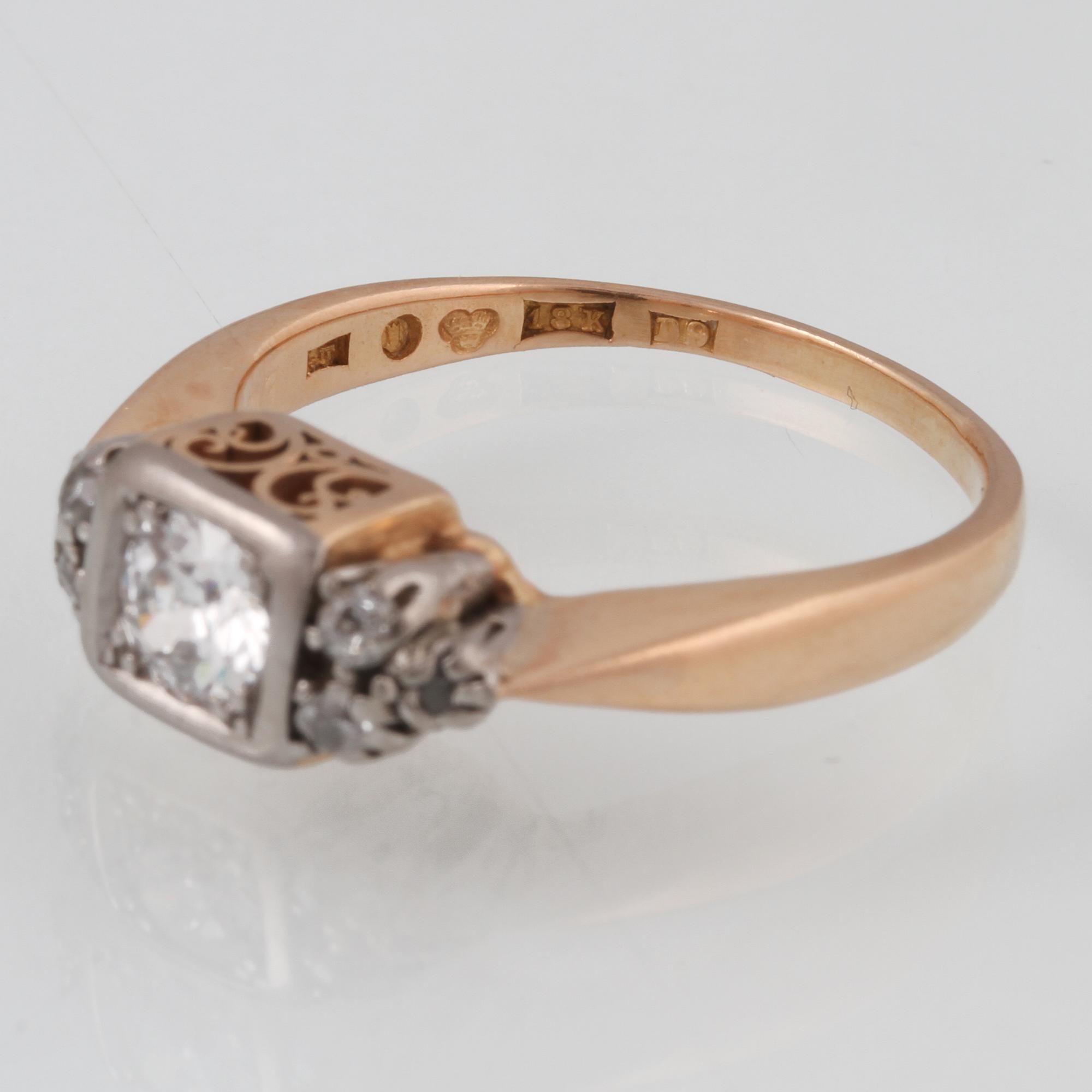 RING, 18K guld med gammalslipad diamant ca 0.50 ct och 6  åttkantslipade diamanter, Gunther Thulin,Stockholm, 1954.