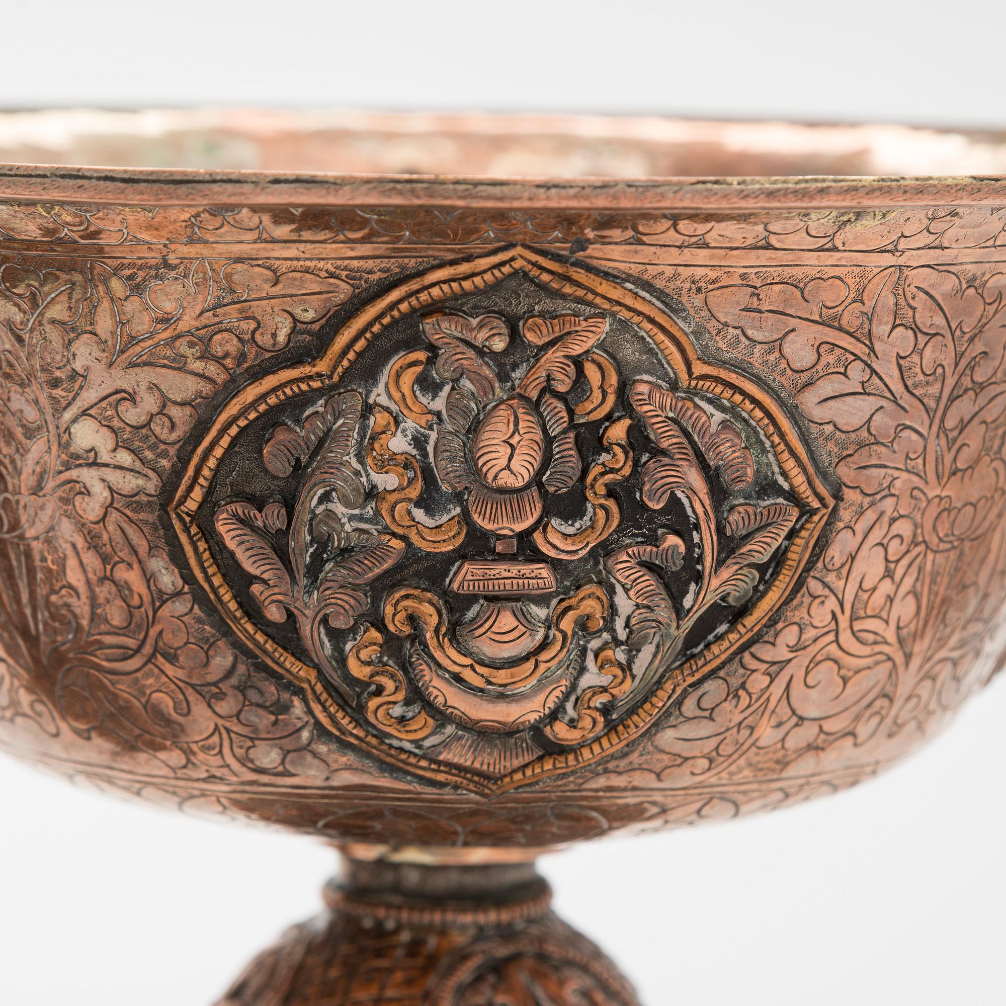 Voiamppupari, Tiibet, kupari, hopeoitu koristelu. 1800-luku.