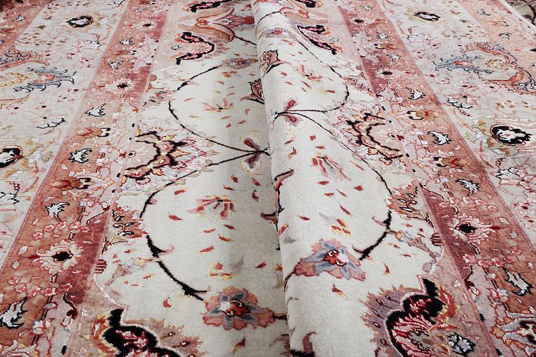 A carpet, Tabriz, part silk, 50 Raj, ca 340 x 253 cm.