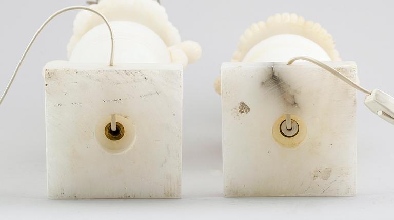 BORDSLAMPOR, 2 st snarlika, alabaster, 1900-talets första hälft.