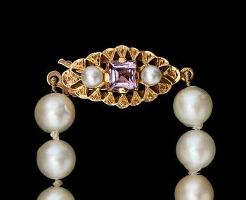 COLLIER, odlade pärlor, lås 18K med ametist.