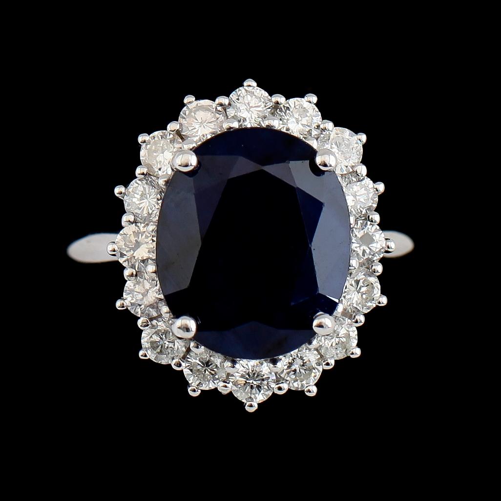 RING, 10K guld, safir ca 6.00 ct, 16 briljantslipade diamanter tot ca 1.07 ct.