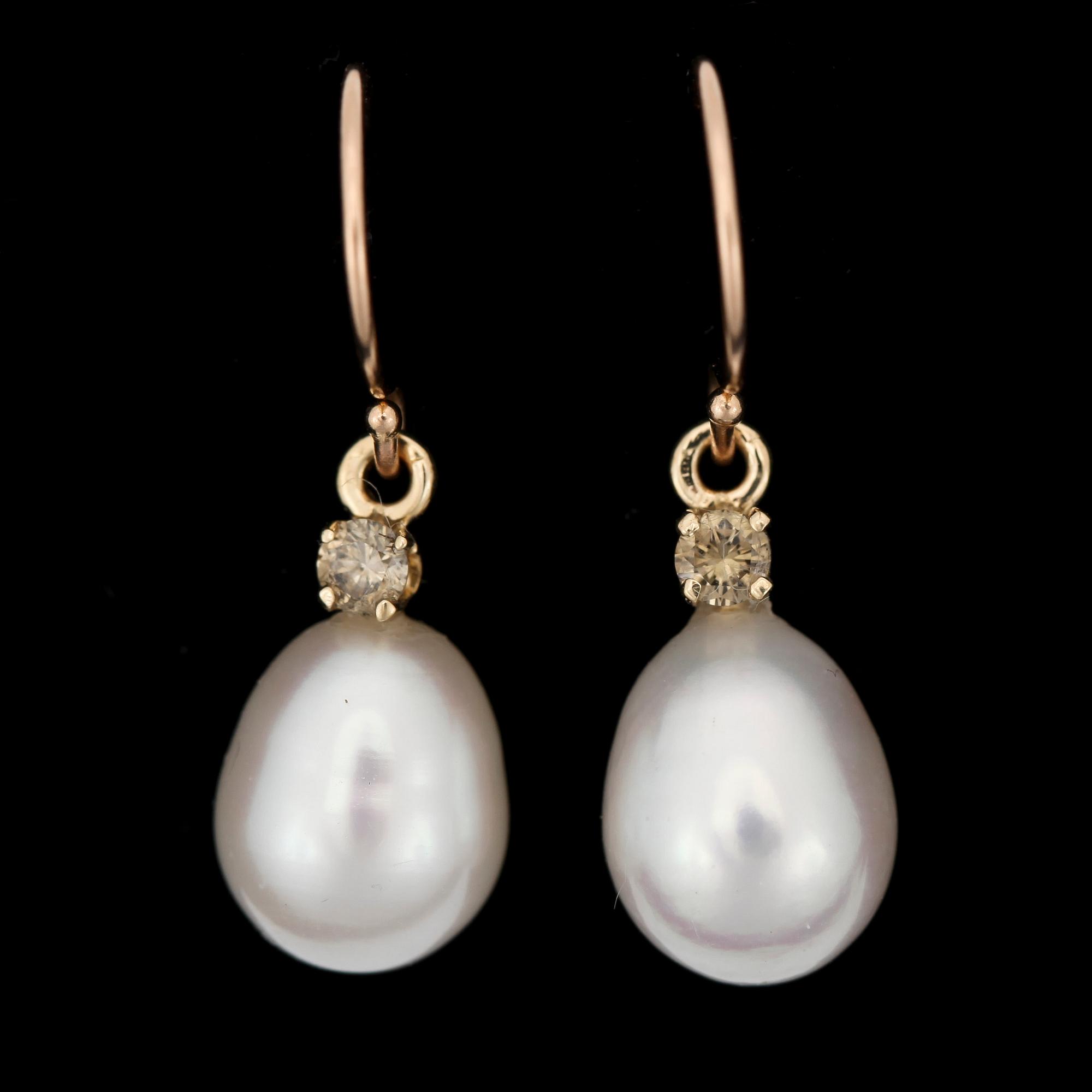 ÖRHÄNGEN, ett par, 14k guld med droppformade odlade saltvattenspärlor o cognacsfärgade diamanter tot ca0,10ct. 2000-tal.