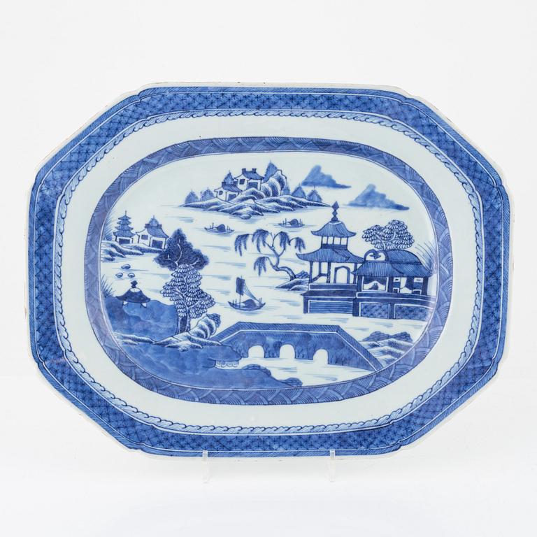 A pair of blue and white serving dishes, Qing dynasty, Qianlong (1736-95).