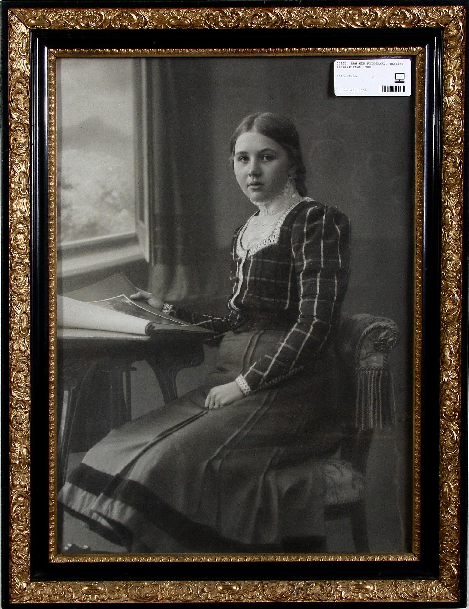 RAM MED FOTOGRAFI, omkring sekelskiftet 1900.