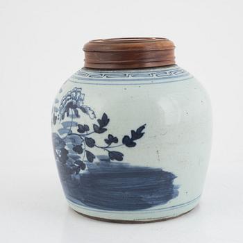 A Chinese jar with cover, Qing dynasty, 19th Century.