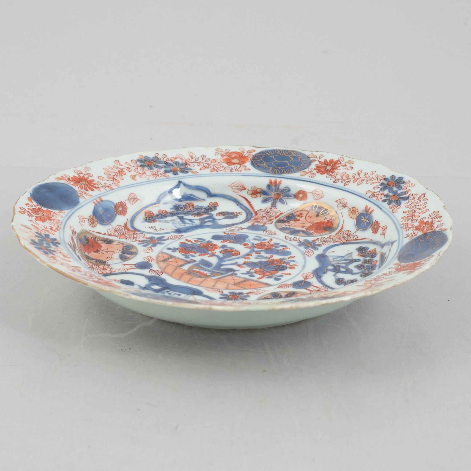 A tea caddie, a pair of plates and a pair of cups with saucers, China, Qing dynasty, 18th century.