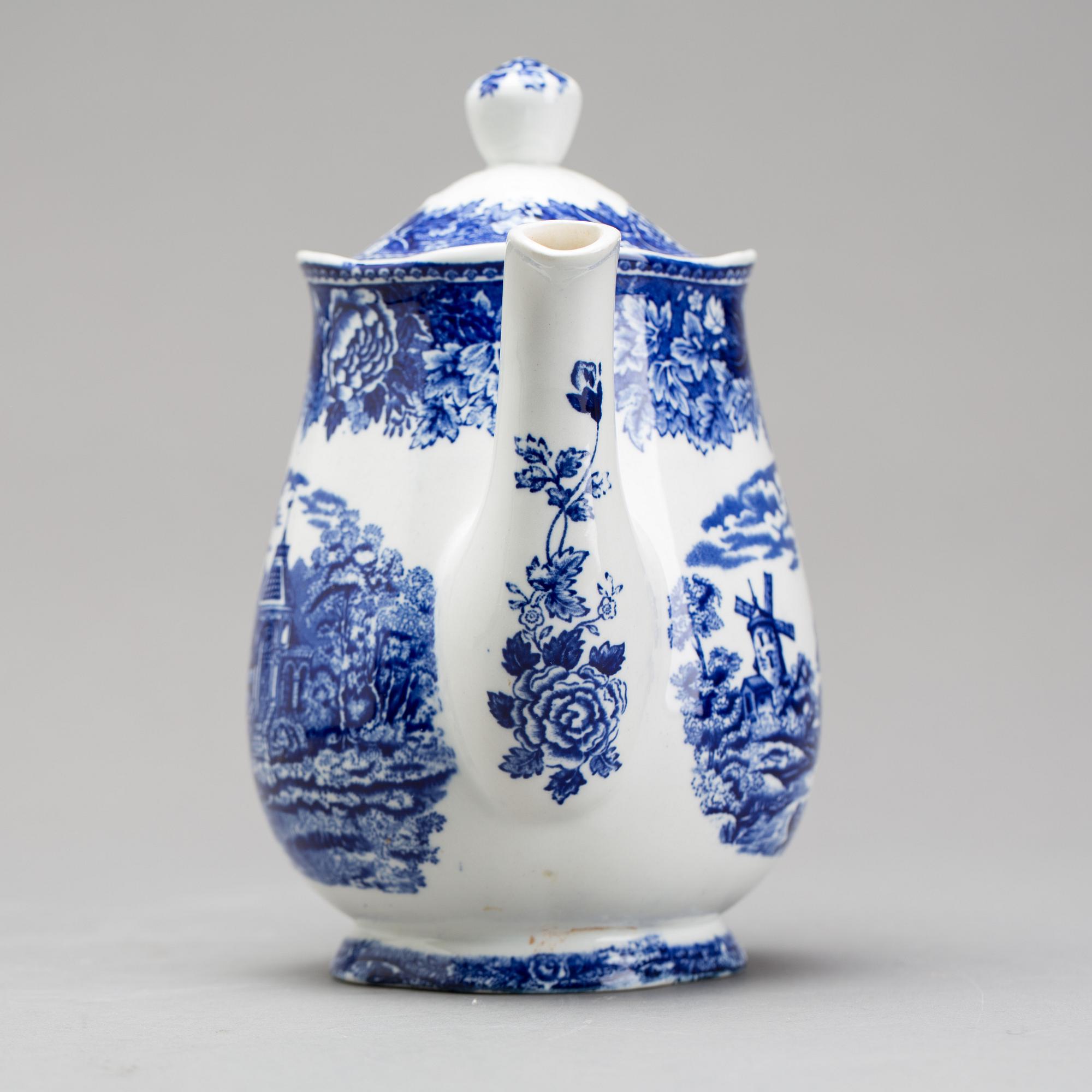 A "Blått landskap" Arabia eartheware dinner service.