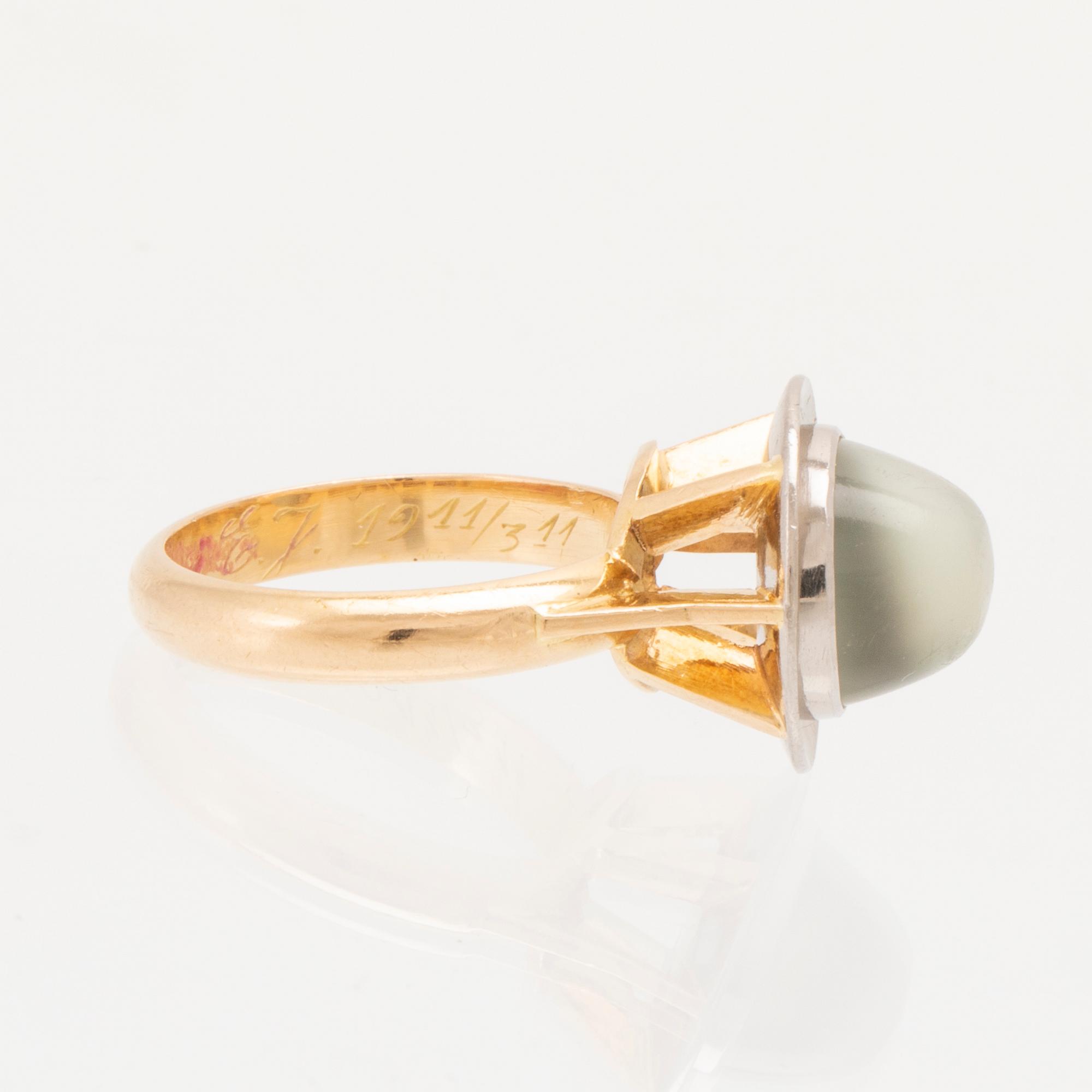 An 18K white and red gold ring set with a cabochon cut moonstone by Gustav Ljung Lund 1960.