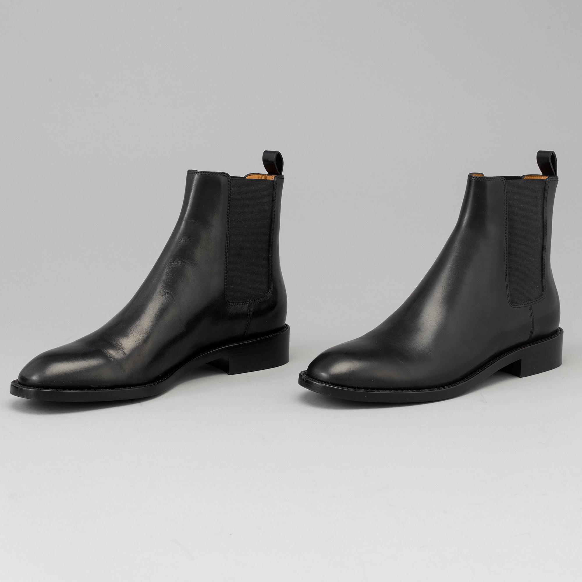 BOOTS, Yves Saint Laurent, size 38.