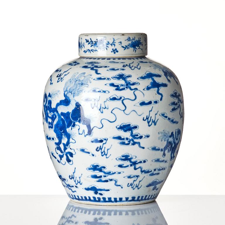 A blue and white jar with cover, Qing dynasty, 19th century.